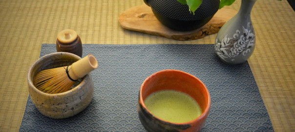 Wie wurde Raku-Keramik ursprünglich hergestellt?